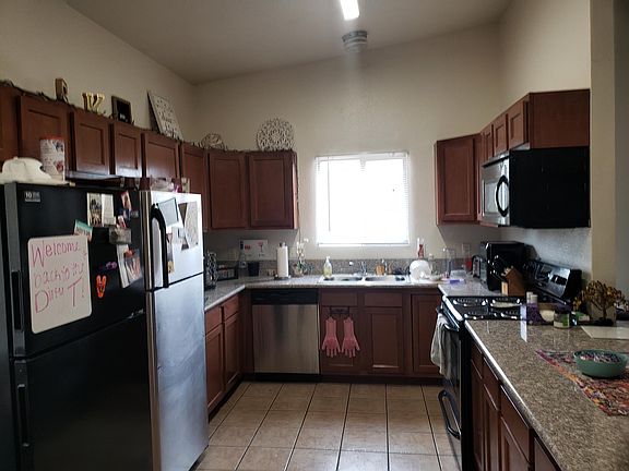 Spacious kitchen (new cabinets and granite as pictured install for summer 2022)
