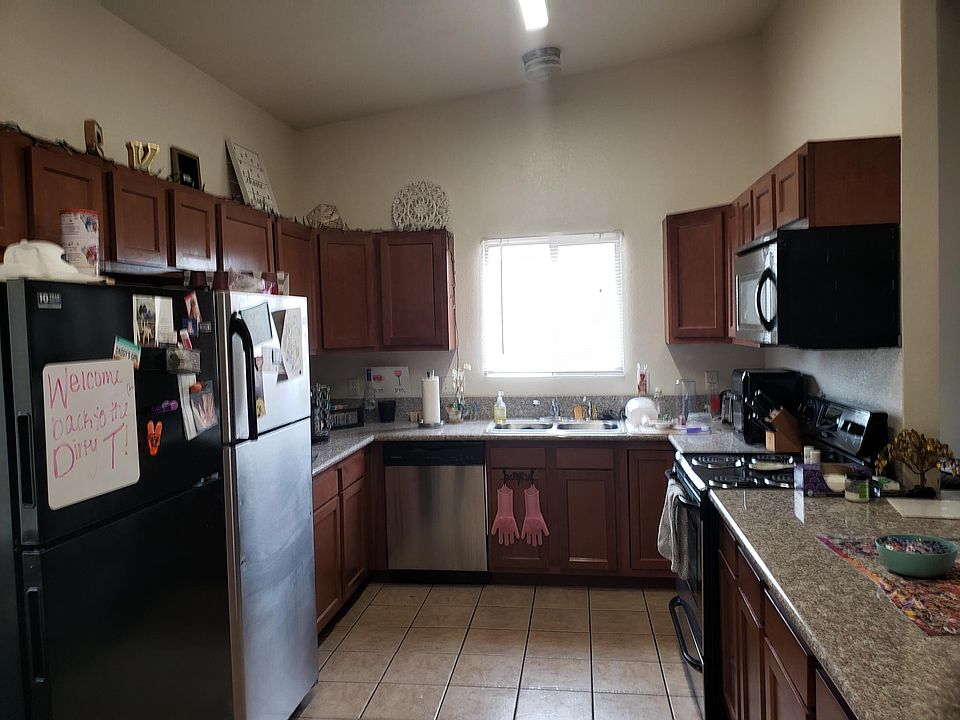 Spacious kitchen (new cabinets and granite as pictured install for summer 2022)