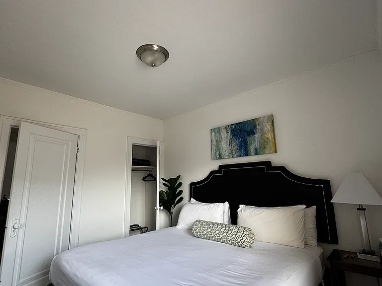 1915 W Larchmont Ave #2 — Photo 4