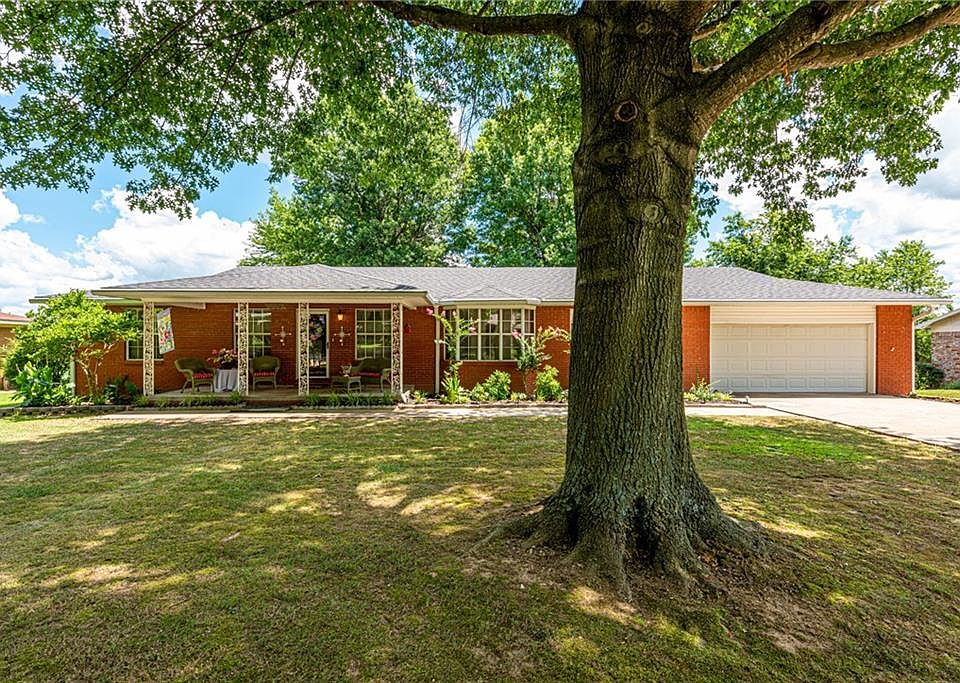 1st image of 104 Brenda Ave
