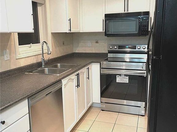 4th image of 420 Riverstone Dr
