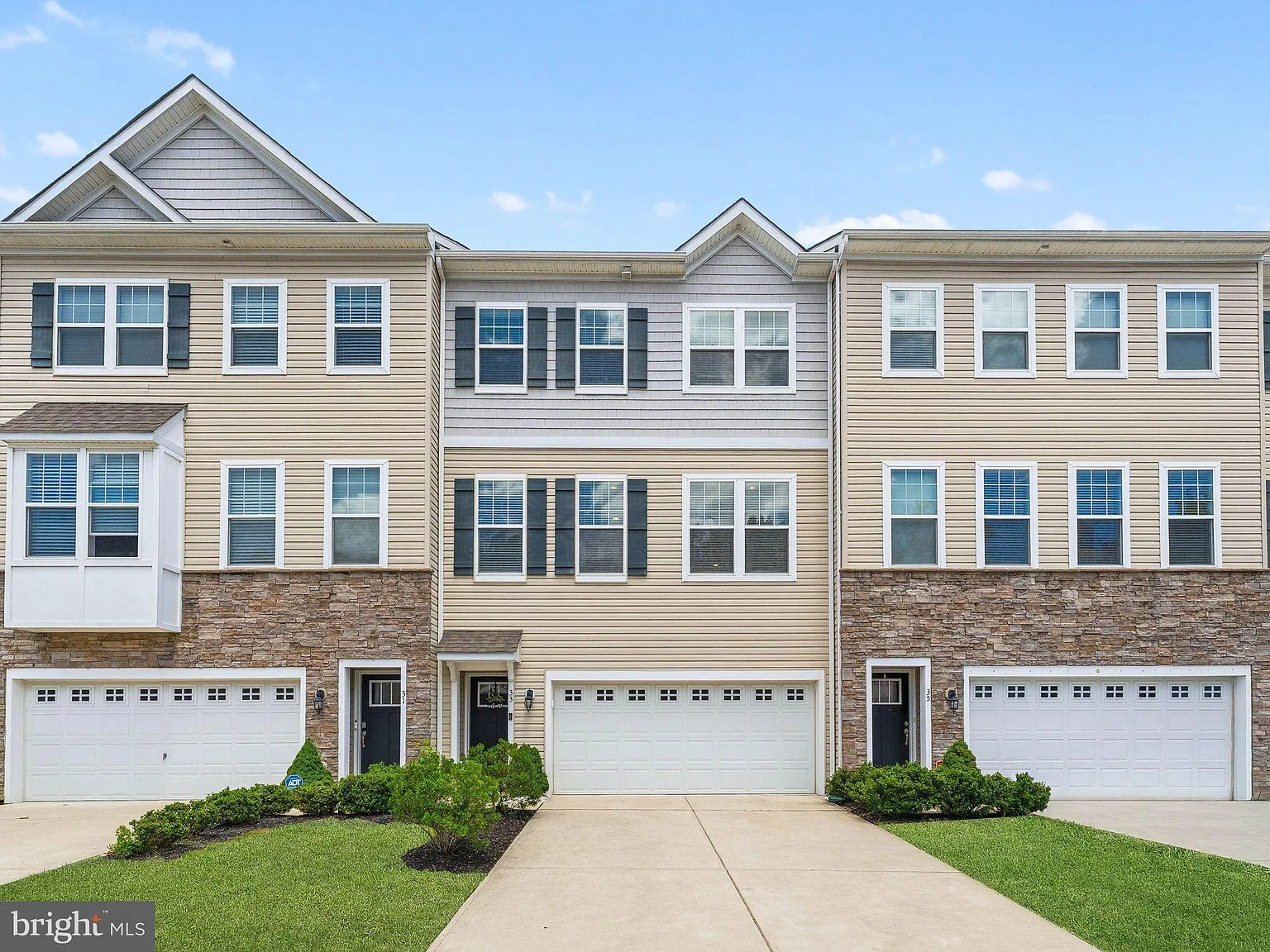 3 bed, 2.5 bath, 2457 sqft, $3,900 — Photo 1