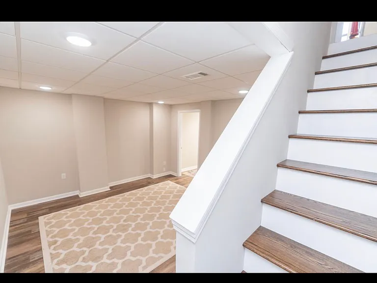 911 Crest Dr — Photo 31