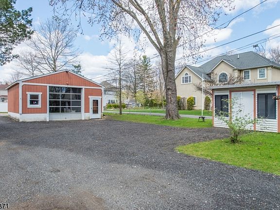 3rd image of 725 Ringwood Ave