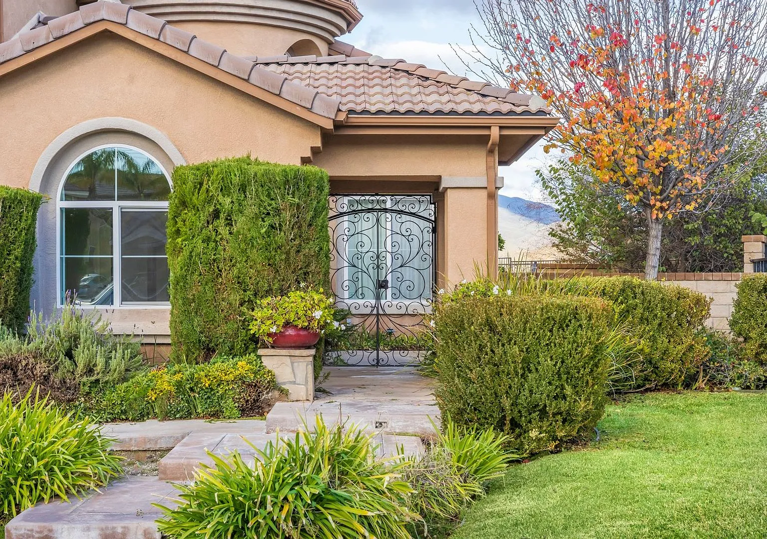 4 Bedroom, 3 Bath, Plus Office, Pool Home with View! — Photo 2