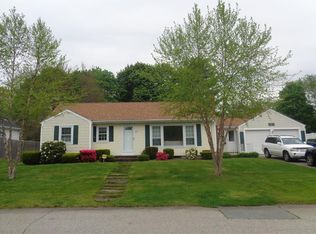 27 Iroquois Dr, Warwick, RI 02888