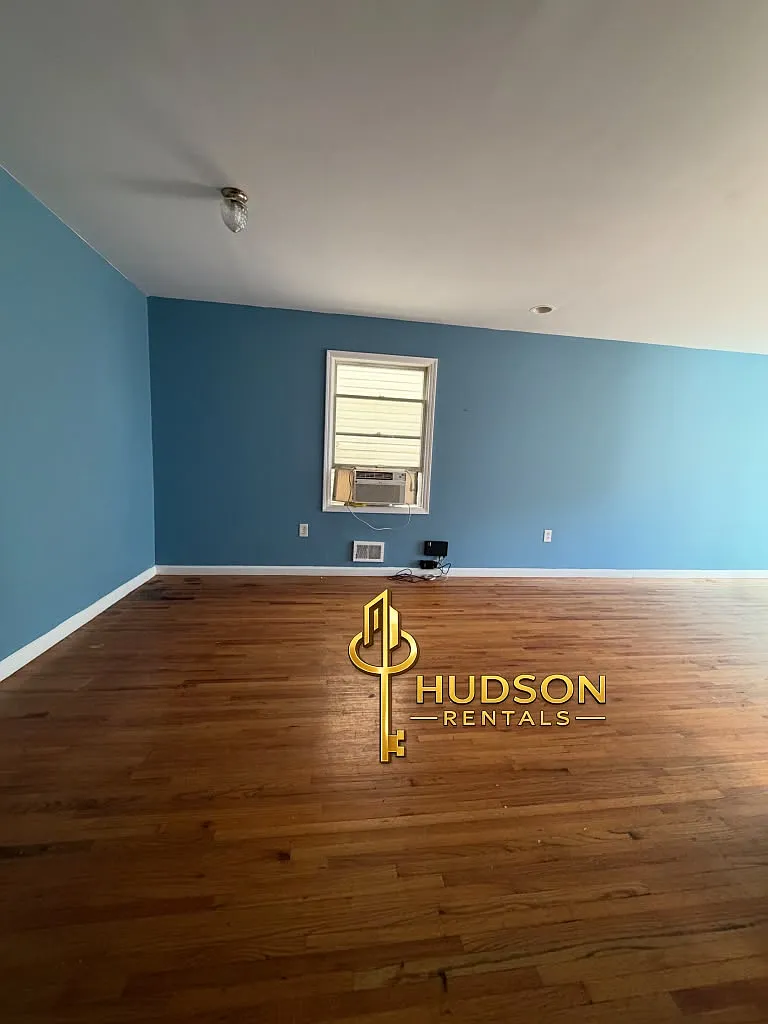 3 bed, 1000 sqft, $2,600 — Photo 3