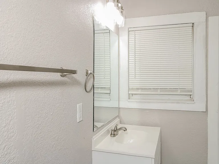 1494795_028_bathroom_12931570.jpg