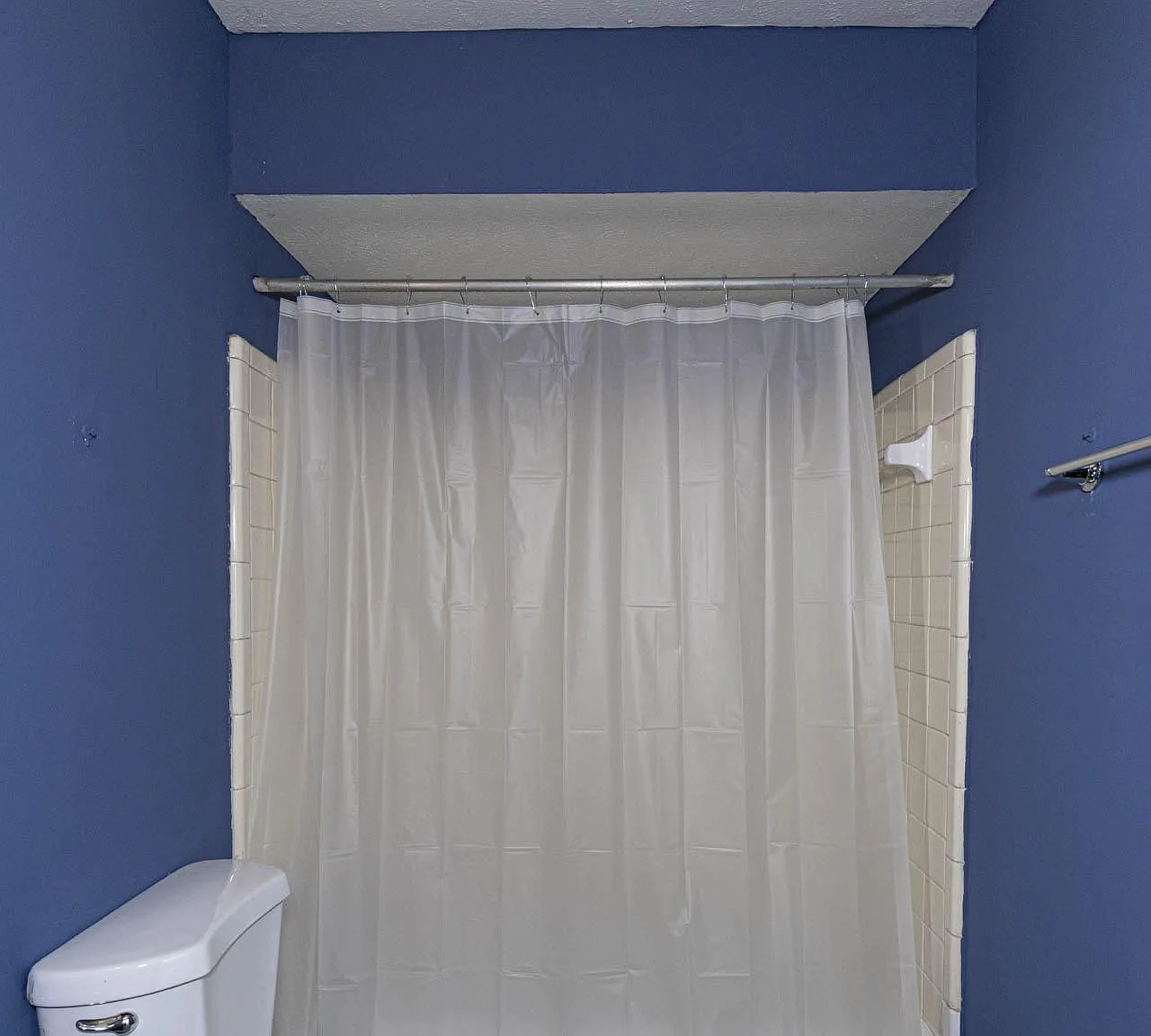 3 bed, 1.0 bath, 900 sqft, $654 — Photo 3