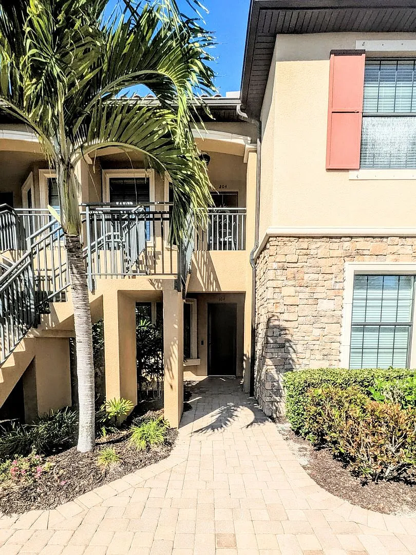 Short term turnkey furnished Incredible 2/2 with den ground floor condo in resort Esplanade Lakew... — Photo 2