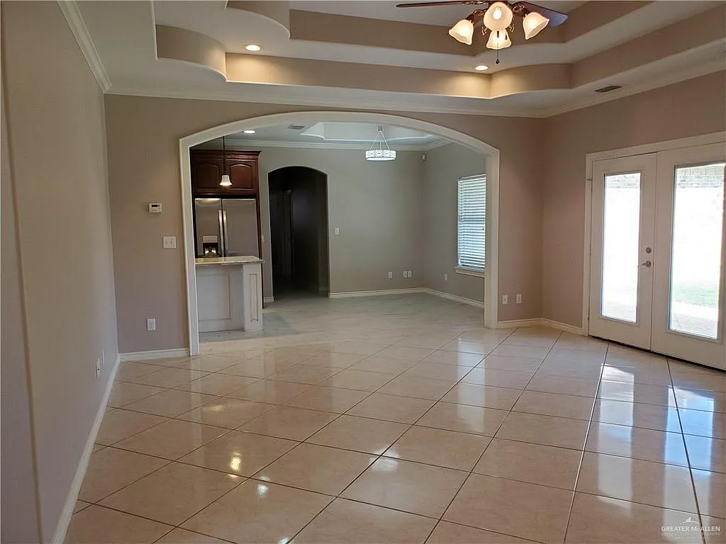 4 bed, 3.5 bath, 2353 sqft, $2,200 — Photo 3