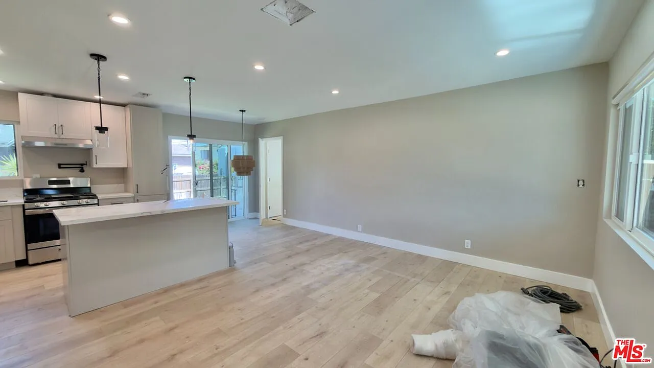 2 bed, 2.0 bath, 830 sqft, $3,600 — Photo 4