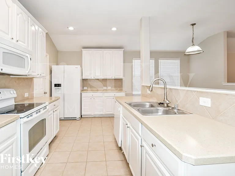 716 Austin Ln — Photo 8