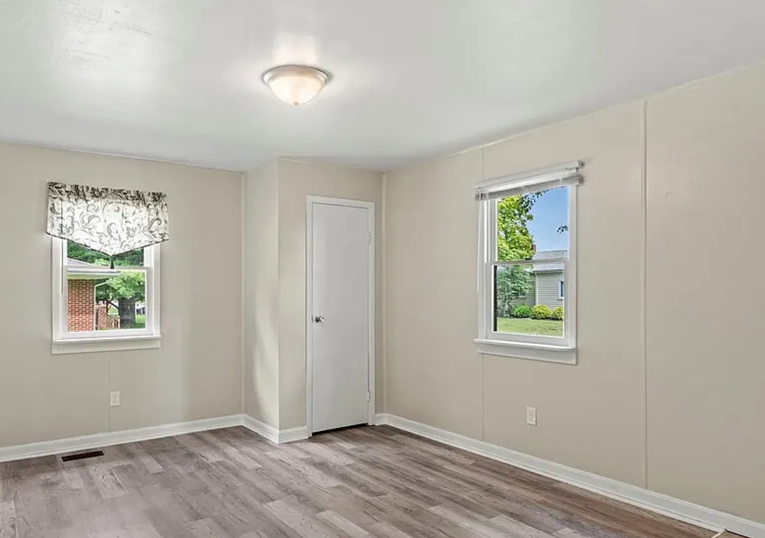 Charming 3 BR / 2 BA Single-Family Home in North Hampton Water Included! — Photo 4