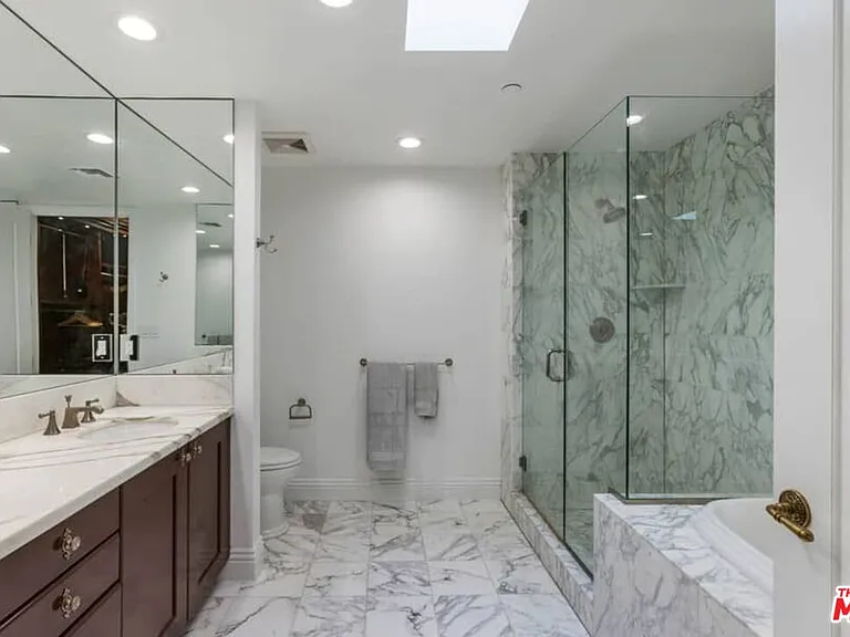 261 S Reeves Dr — Photo 22