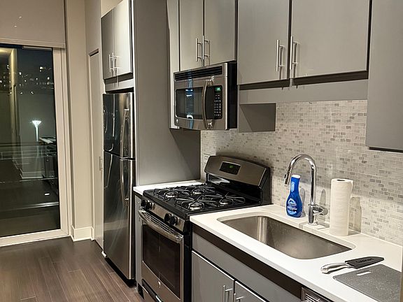 2nd image of 851 S Clark St #304