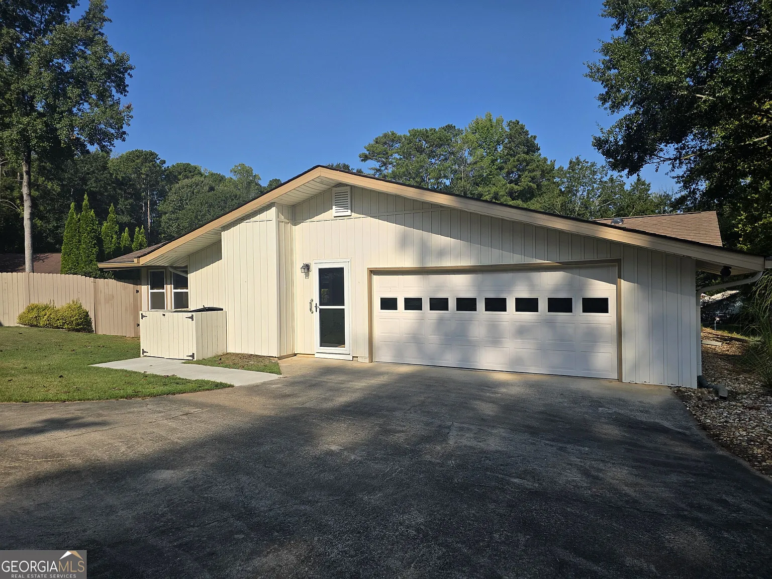 3 bed, 2.0 bath, 1712 sqft, $2,600 — Photo 3