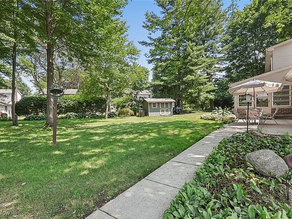 3rd image of 422 Glenwoods Ct