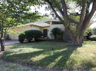 712 S Wildwood Dr, Irving, TX 75060