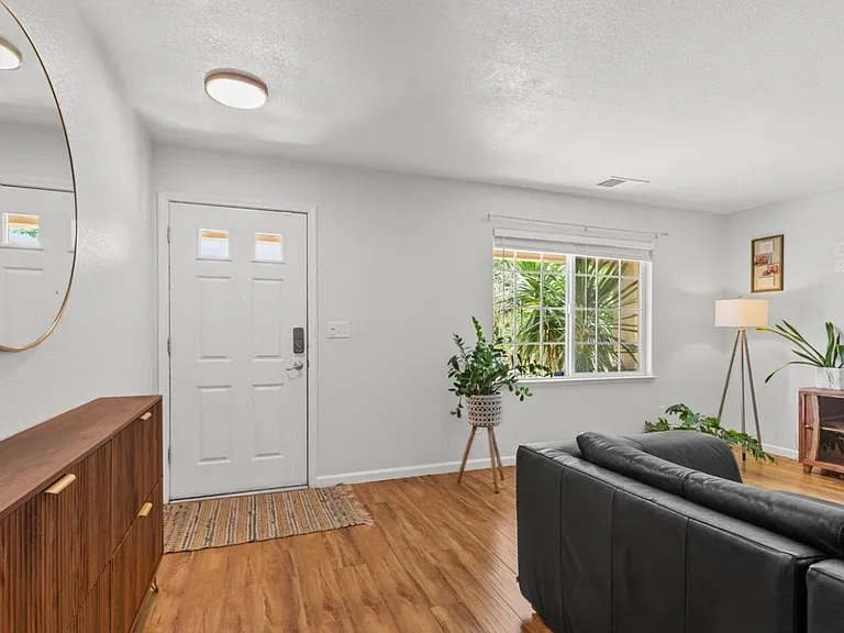 McDaniel Cir — Photo 4