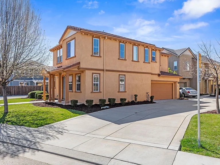 20833 Grapevine Dr — Photo 2