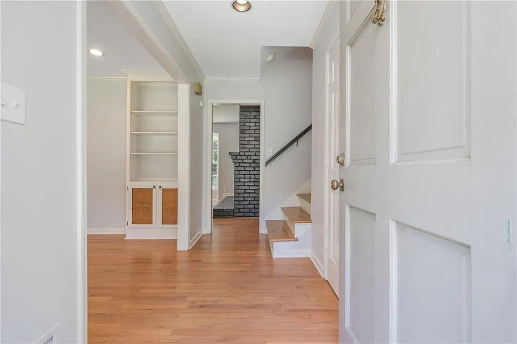 5 bed, 3.0 bath, 2594 sqft, $4,200 — Photo 4