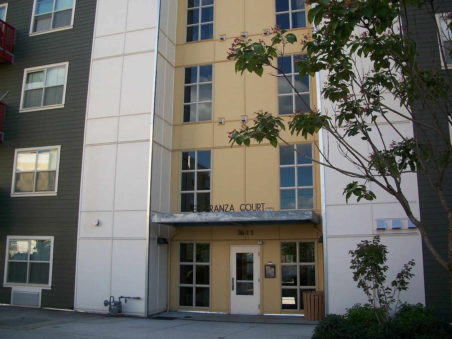 Esperanza Court — Photo 2