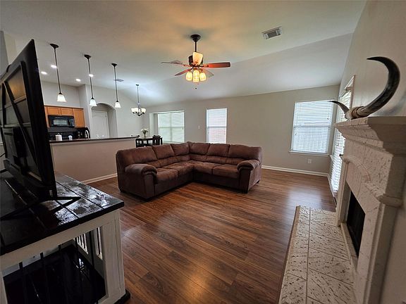 4th image of 2108 Goldfinch Ln