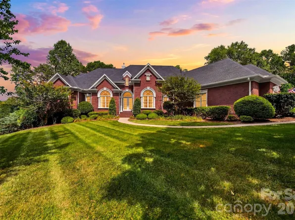 3745 Pinecrest Dr NE, Hickory, NC 28601