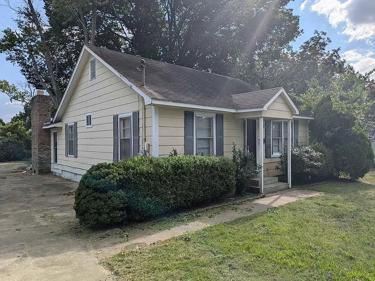 825 McArthur St — Photo 1