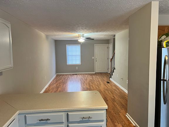 3rd image of 320 Beaverview Dr #320