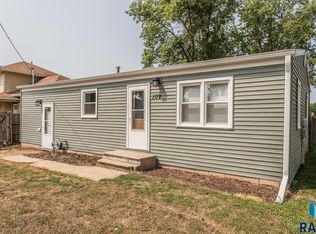 109 N Elm St, Lennox, SD 57039