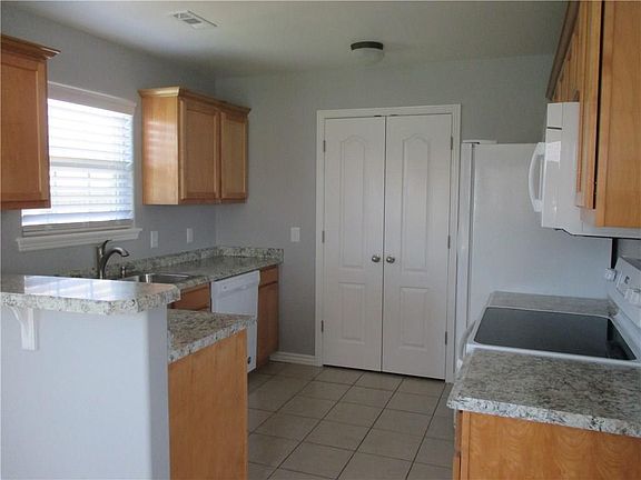 4th image of 1012 Oakwood Ln