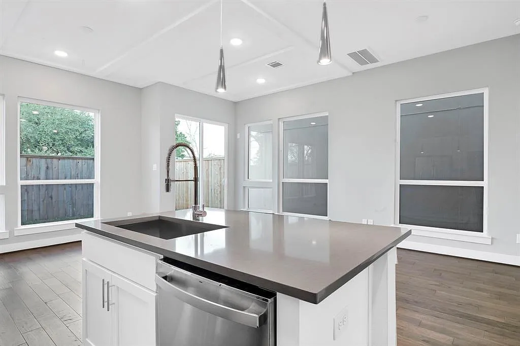 3 bed, 2.5 bath, 1624 sqft, $2,100 — Photo 3