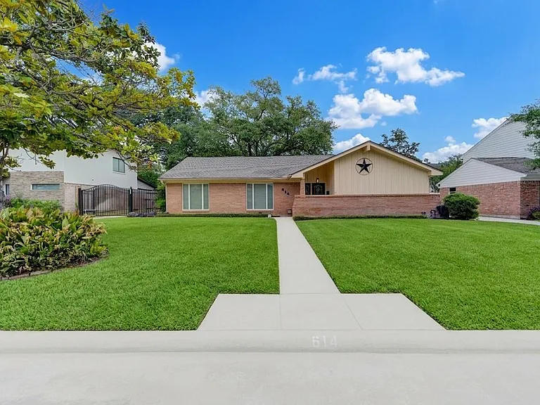 614 Bendwood Dr — Photo 2