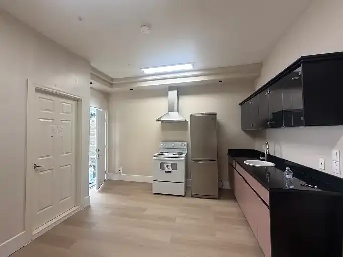 3 bed, 1.0 bath, 1000 sqft, $2,600 — Photo 1