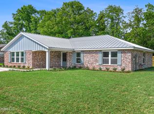 609 Sunset Dr, Bay Saint Louis, MS 39520