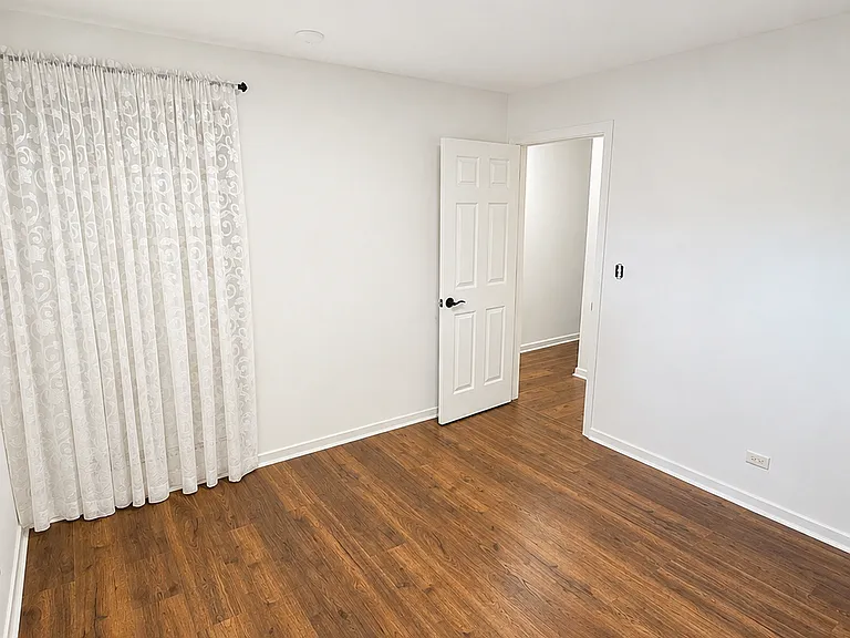 805 Leclaire Ave — Photo 3