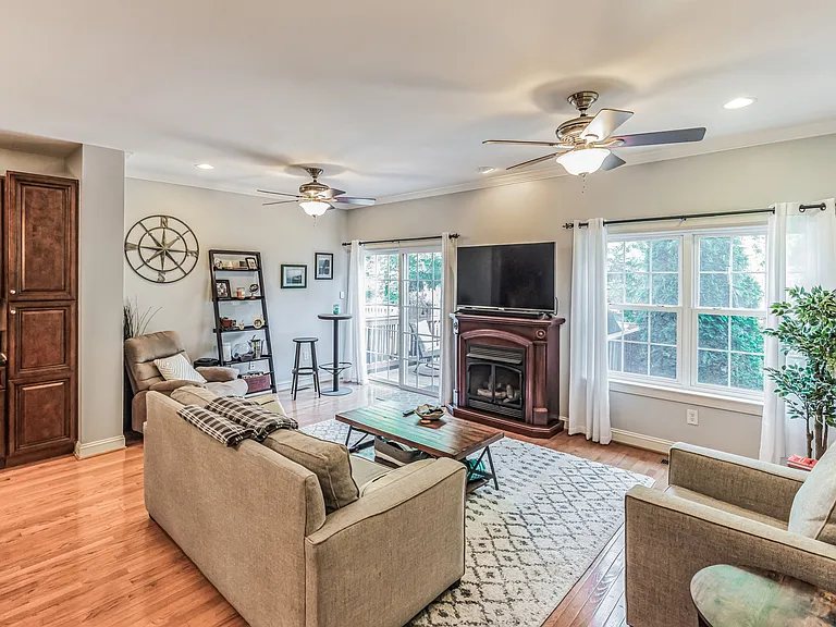 1019 Ford St — Photo 12