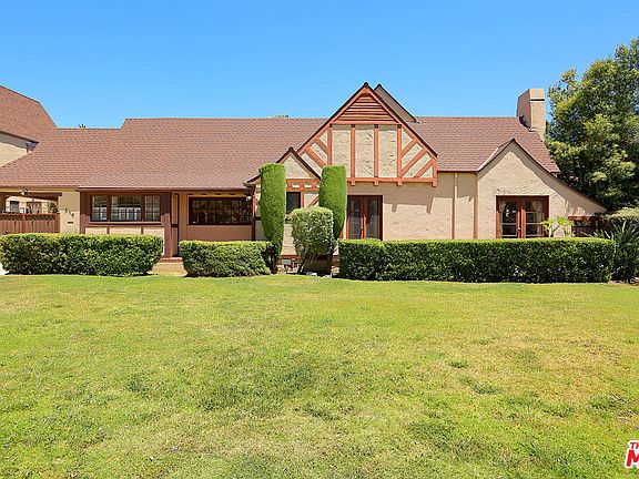 2nd image of 516 N Palm Dr