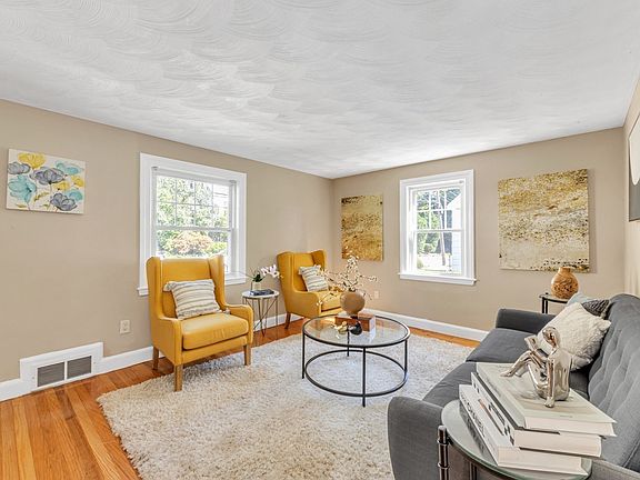 4th image of 85 Potomac St #1