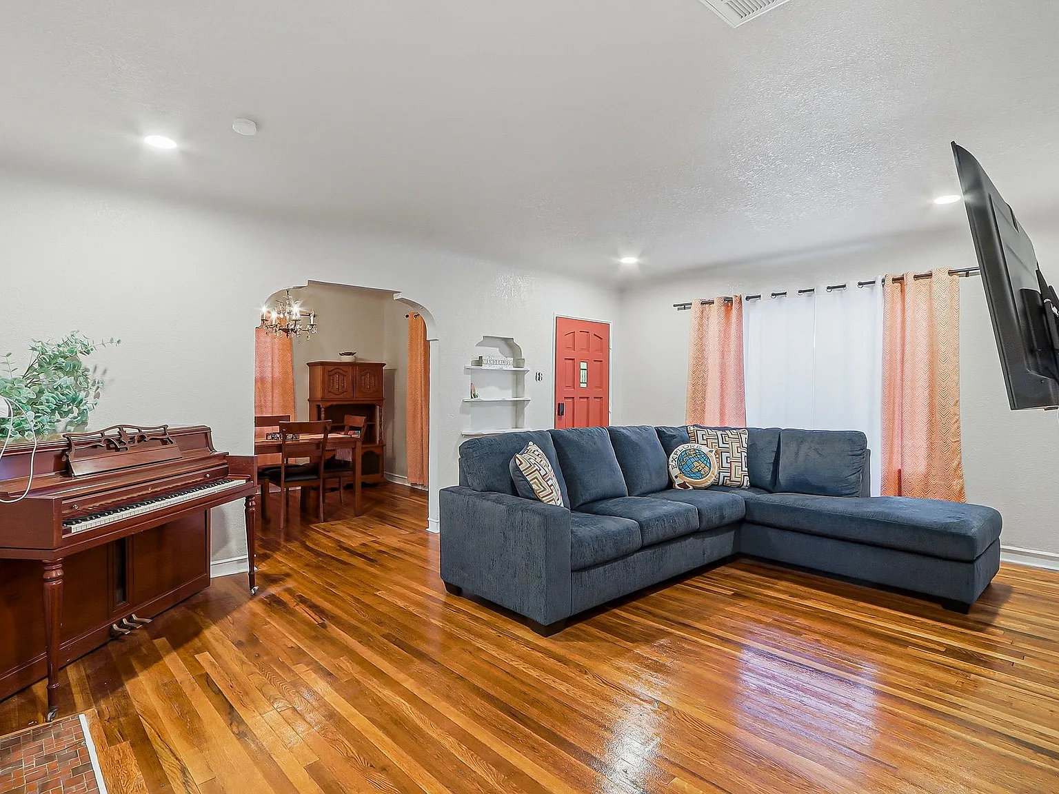 3 bed, 1.5 bath, 1365 sqft, $2,100 — Photo 3