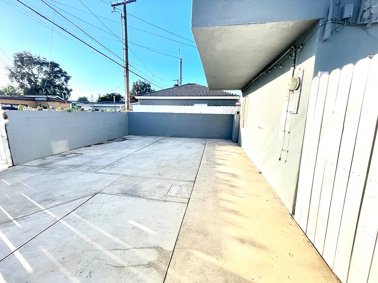 5025 1/2 Lotus St — Photo 6