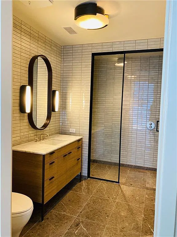1 bed, 1.0 bath, 921 sqft, $6,500 — Photo 3