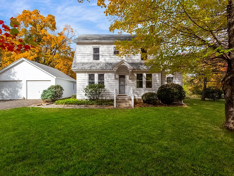 31 Hillandale Rd — Photo 4