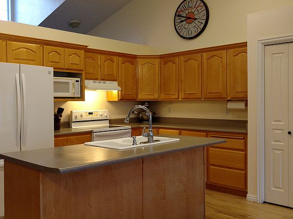 2nd image of 208 E Centennial Cv