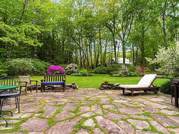 3rd image of 9 Conifer Ridge Road
