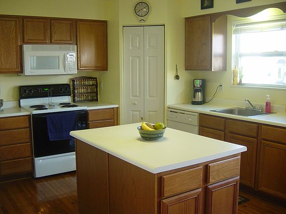 Kitchen w/island & 2 pantries