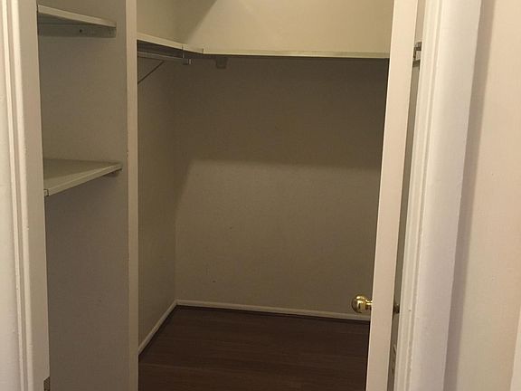 WALK IN CLOSET