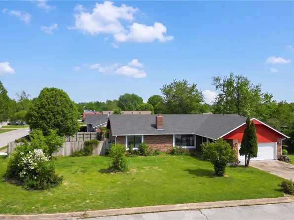 1725 S 15th St, Rogers, AR 72758
